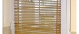 Żaluzja bambusowa zamontowana na oknie PCV